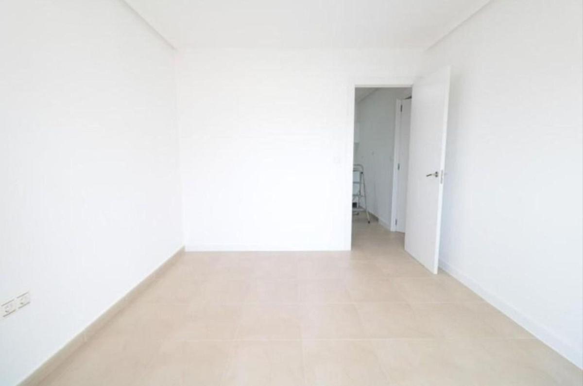 Продажа квартиры на Piso en Calle Campoamor, Puerto Deportivo, Torrevieja, Торревьеха
photo 2