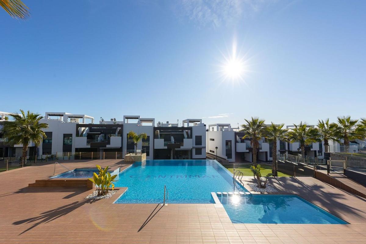 Venta de piso en Piso en Parque de las Naciones, Torrevieja, Torrevieja
photo 1