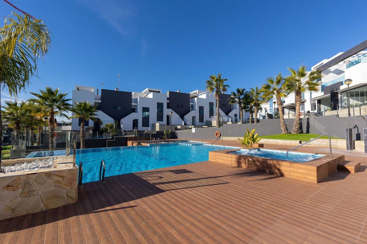 Venta de piso en Piso en Parque de las Naciones, Torrevieja, Torrevieja
photo 3