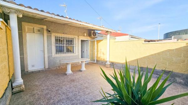 Terraced house for sale at Chalet adosado en Calle el Limonar, La Siesta - El Salado - Torreta, Torrevieja , Torrevieja thumbnail 2