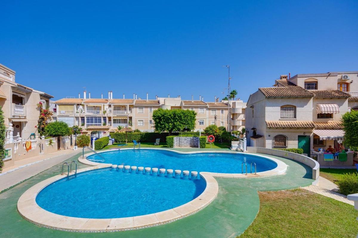 Sale of independent chalet in Casa o chalet independiente en Calle Prolongacion Camilo José Cela, Zona los Frutales, Torrevieja, Torrevieja
 photo 3
