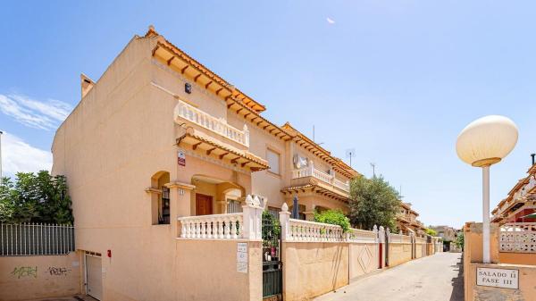 Chalet independiente en venta en Casa o chalet independiente en Calle Manuel Vera Espinosa, La Siesta - El Salado - Torreta, Torrevieja, Torrevieja
photo 1