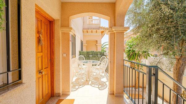 Chalet independiente en venta en Casa o chalet independiente en Calle Manuel Vera Espinosa, La Siesta - El Salado - Torreta, Torrevieja, Torrevieja
 photo 4