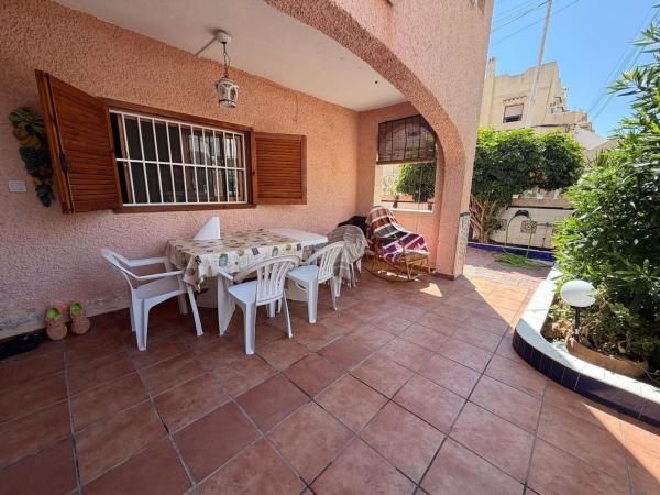 Частный шале на продаже в Casa o chalet independiente en Avenida Suiza, Los Europeos, Torrevieja, Торревьеха photo 1