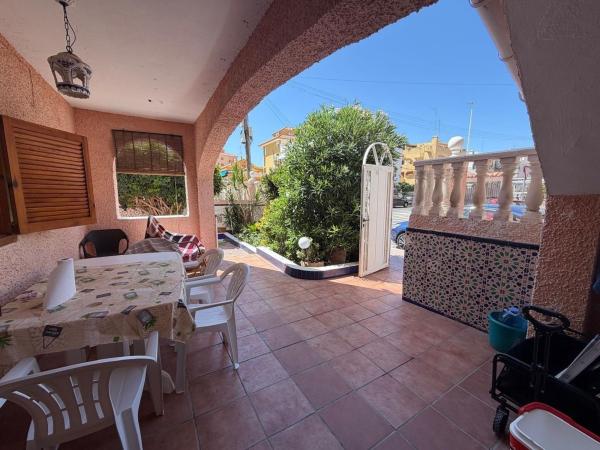 Частный шале на продаже в Casa o chalet independiente en Avenida Suiza, Los Europeos, Torrevieja, Торревьеха thumbnail 2