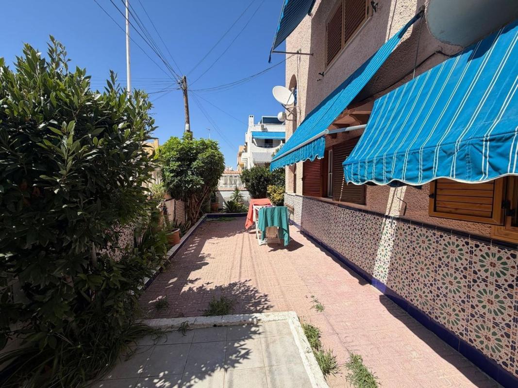 Sprzedaż niezależnego domku jednorodzinnego w  Casa o chalet independiente en Avenida Suiza, Los Europeos, Torrevieja, Torrevieja photo 4