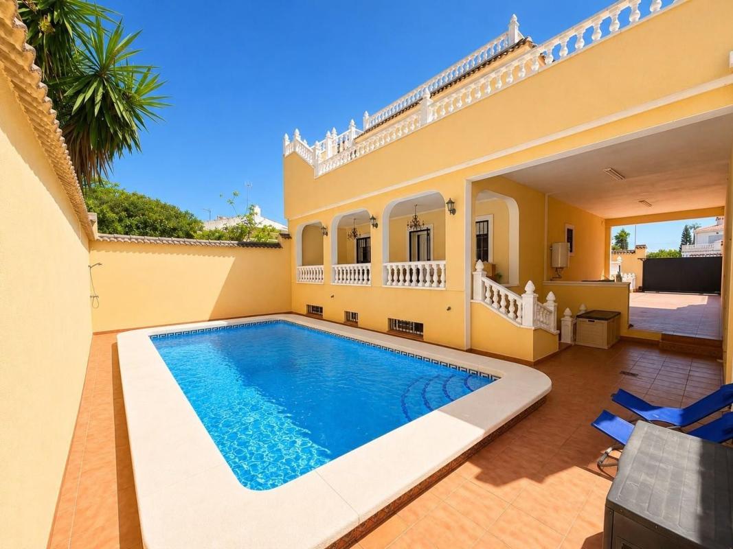 Venta de chalet independiente en Casa o chalet independiente en Calle Lena, La Siesta - El Salado - Torreta, Torrevieja, Torrevieja
photo 1
