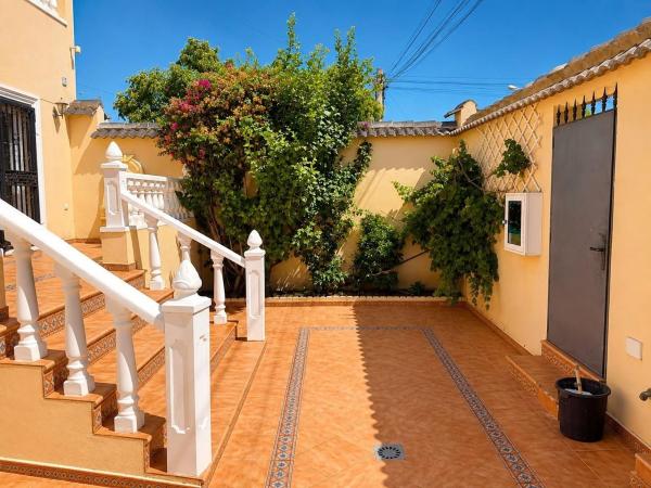 Chalet independiente en venta en Casa o chalet independiente en Calle Lena, La Siesta - El Salado - Torreta, Torrevieja, Torrevieja
 photo 4