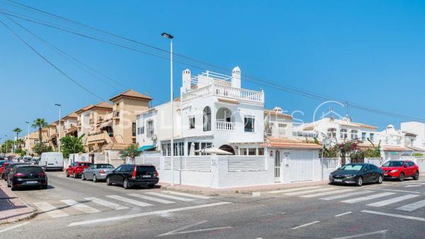 Chalet independiente en venta en Casa o chalet en Zona los Frutales, Torrevieja, Torrevieja
photo 1