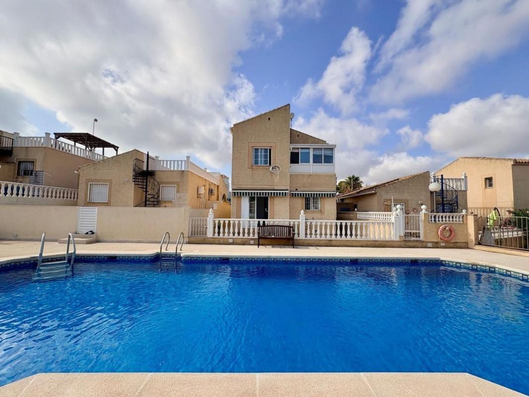 Sprzedaż niezależnego domku jednorodzinnego w Casa o chalet independiente en Los Balcones - Los Altos del Edén, Torrevieja, Torrevieja photo 1