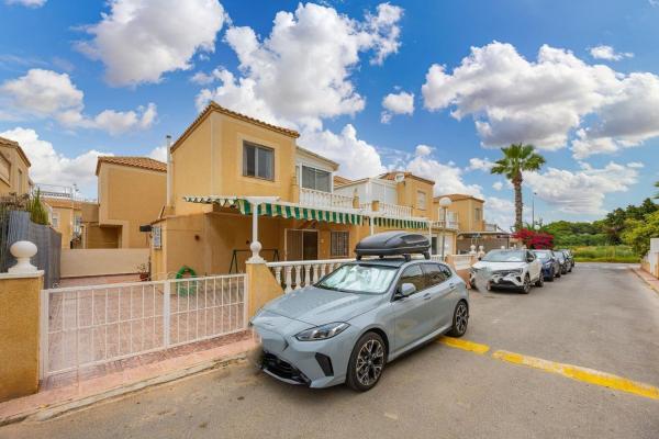 Dom szeregowy na sprzedaż w Chalet adosado en La Siesta - El Salado - Torreta, Torrevieja , Torrevieja photo 1