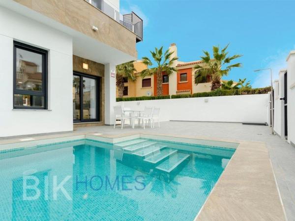 Chalet independiente en venta en Casa o chalet independiente en Calle del Lago, La Siesta - El Salado - Torreta, Torrevieja, Torrevieja
photo 1