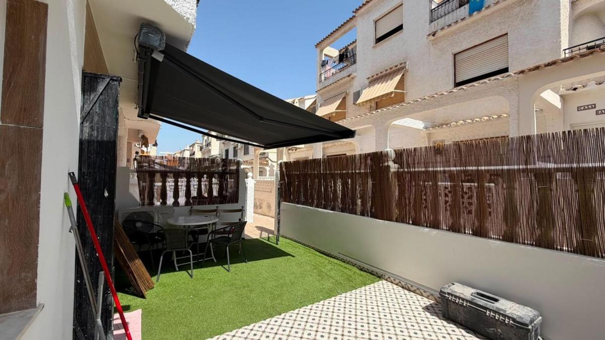 Sprzedaż szeregowego domku w  Chalet adosado en Avenida Doctor Gregorio Marañón, El Acequión, Torrevieja , Torrevieja photo 2