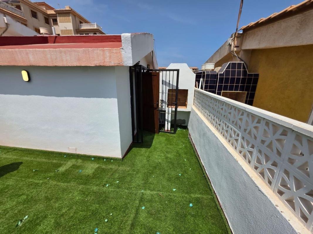 Sprzedaż szeregowego domku w Chalet adosado en Calle Comunidad Valenciana, Miramar - Torre del Moro, Torrevieja , Torrevieja photo 3