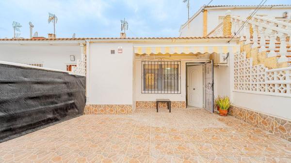 Chalet adosado en Urbanización Torreta II, La Siesta - El Salado - Torreta, Torrevieja thumbnail 2