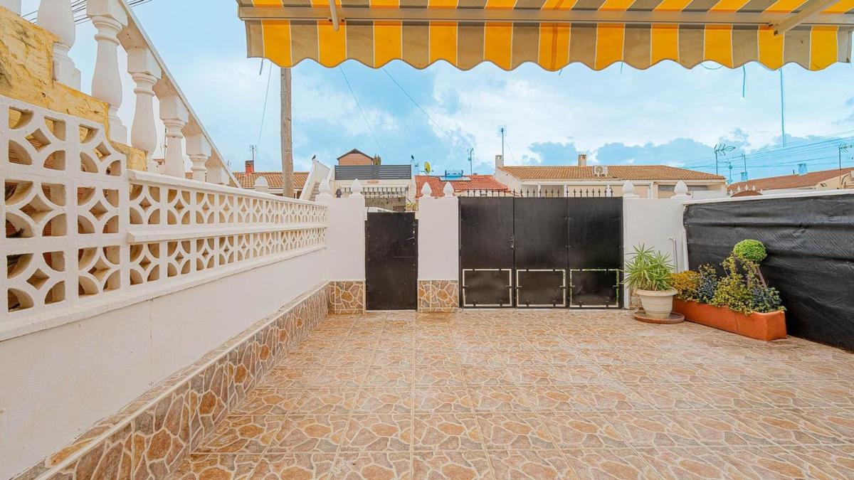 Продажа таунхауса в Chalet adosado en Urbanización Torreta II, La Siesta - El Salado - Torreta, Torrevieja , Торревьеха photo 3