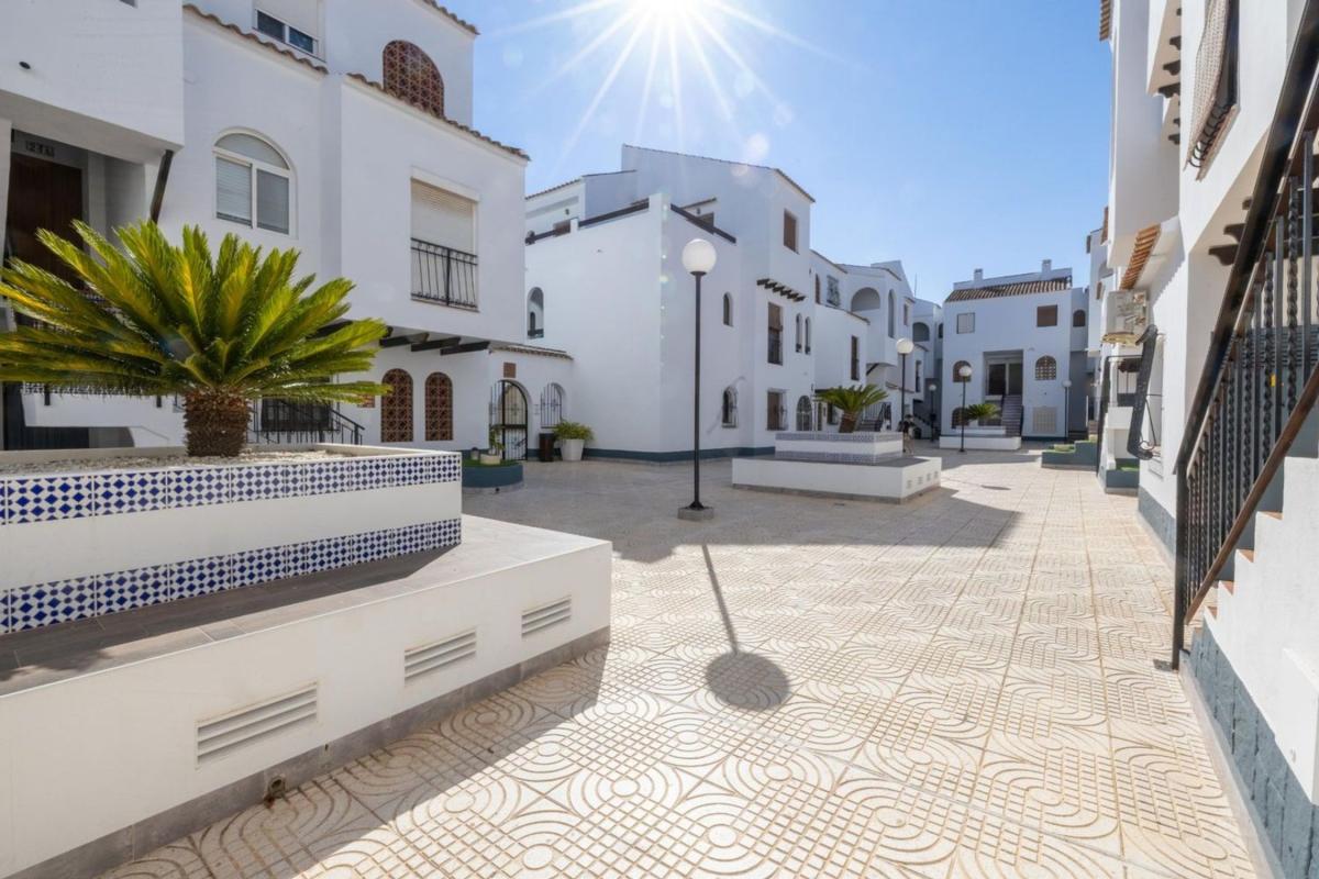 Venta de piso en Piso en Calle Mar Menor, 22, Playa de los Náufragos, Torrevieja, Torrevieja
 photo 2