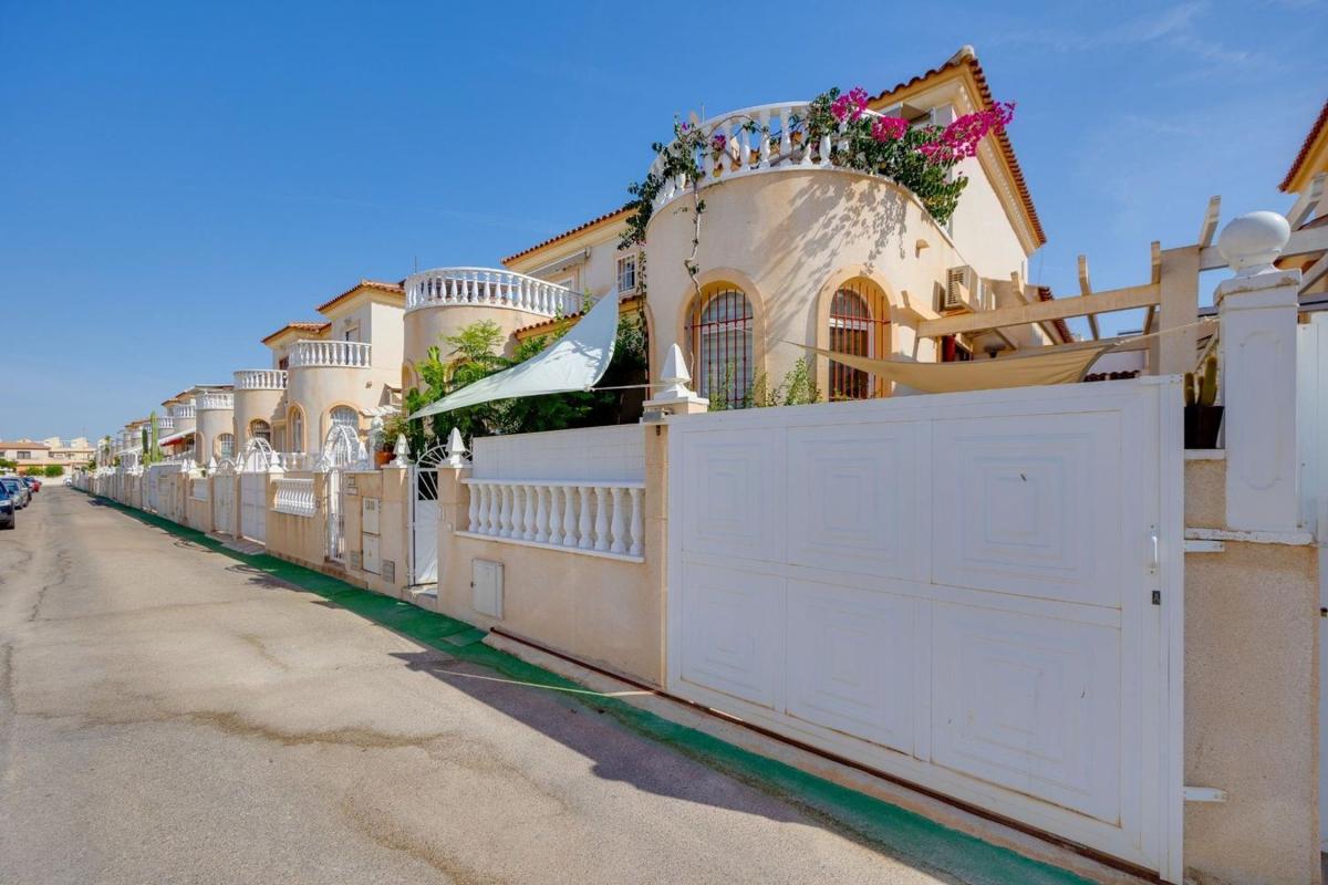 Sale of independent chalet in Casa o chalet independiente en Parque Acuático - Sector 25, Torrevieja, Torrevieja
photo 2