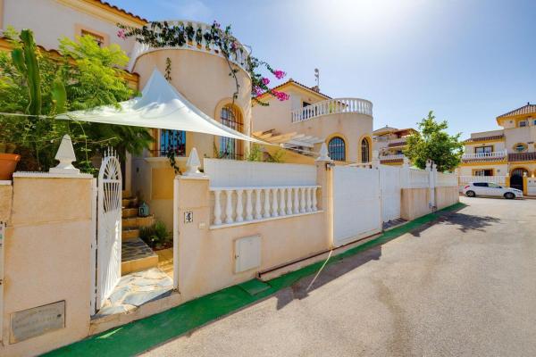 Chalet independiente en venta en Casa o chalet independiente en Parque Acuático - Sector 25, Torrevieja, Torrevieja
 photo 3