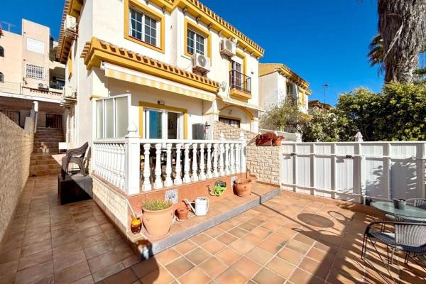 Четырехквартирный дом на продажу на  Chalet adosado en Calle Jaén, Cabo Cervera, Torrevieja , Торревьеха photo 1