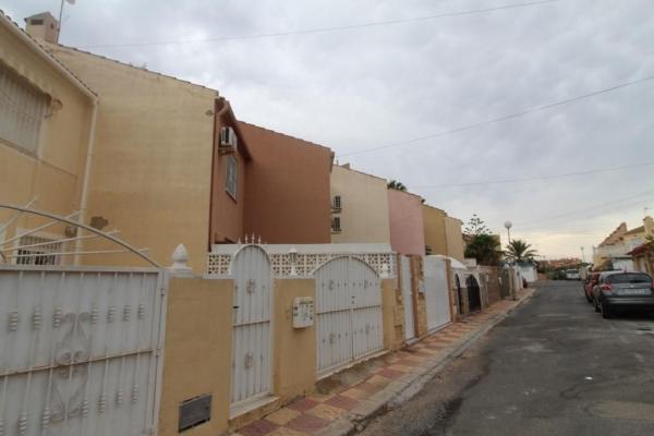 Chalet adosado en venta en Chalet adosado en Calle Segura, Zona los Frutales, Torrevieja , Torrevieja photo 1