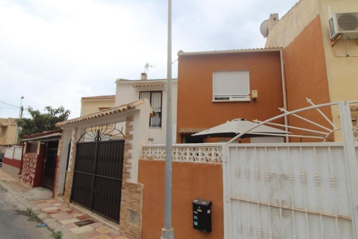 Venta de chalet adosado en Chalet adosado en Calle Segura, Zona los Frutales, Torrevieja , Torrevieja photo 2