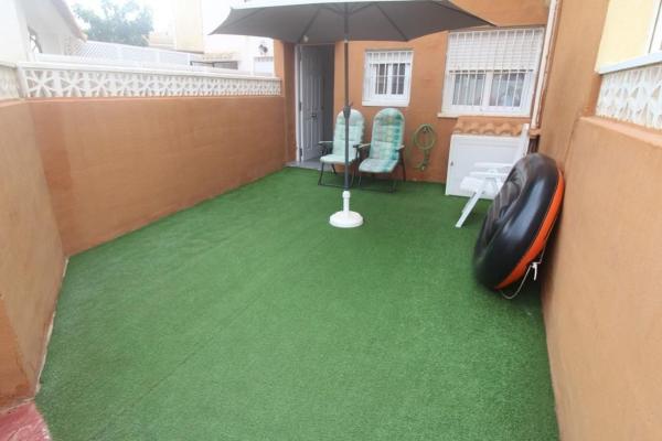 Chalet adosado en venta en  Chalet adosado en Calle Segura, Zona los Frutales, Torrevieja , Torrevieja photo 4