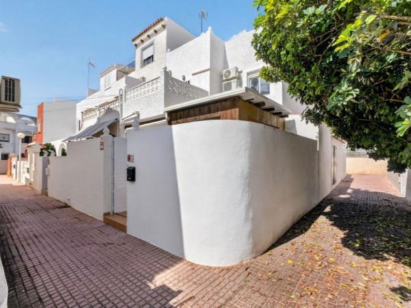 Chalet adosado en venta en Chalet adosado en Calle Luxemburgo, 21, Nueva Torrevieja, Torrevieja , Torrevieja photo 1