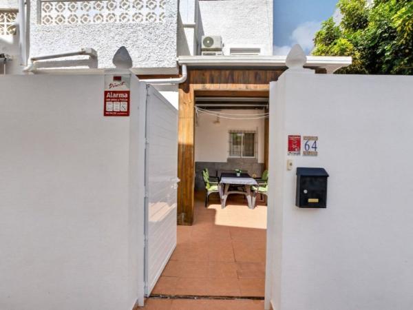 Chalet adosado en venta en Chalet adosado en Calle Luxemburgo, 21, Nueva Torrevieja, Torrevieja , Torrevieja thumbnail 3