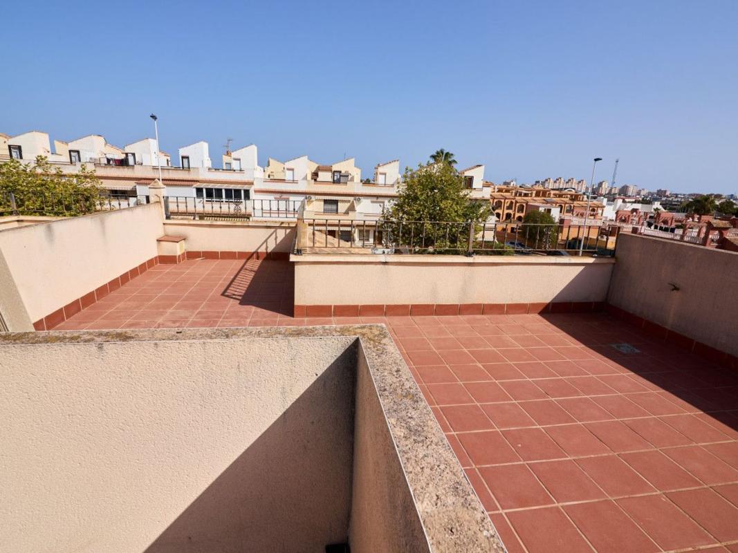 Sprzedaż niezależnego domku jednorodzinnego w Chalet pareado en Parque Acuático - Sector 25, Torrevieja, Torrevieja photo 4
