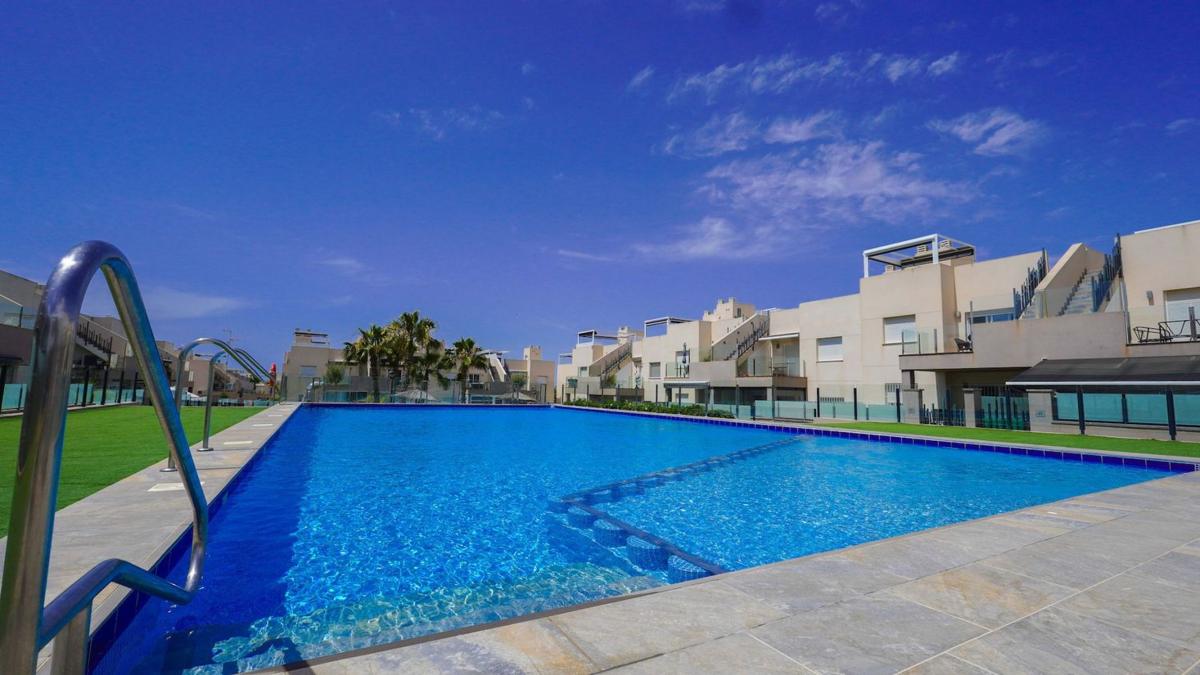 Sprzedaż mieszkania w Piso en Calle Rosa Diez Gonzalez, Parque Acuático - Sector 25, Torrevieja, Torrevieja
photo 2