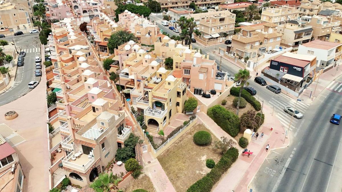 Sprzedaż szeregowego domku w Chalet adosado en Calle Severo Ochoa, Zona los Frutales, Torrevieja , Torrevieja photo 5