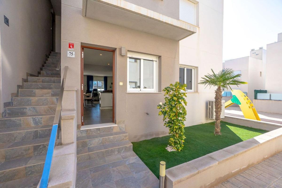 Venta de chalet adosado en Chalet adosado en Parque Acuático - Sector 25, Torrevieja , Torrevieja photo 5