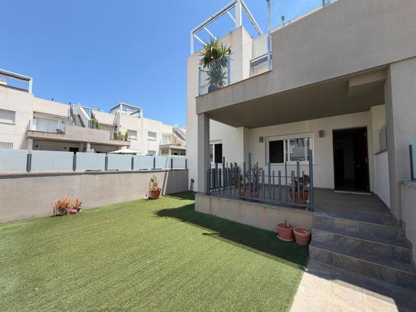 Venta de piso en Piso en Avenida de Corcega, Aguas Nuevas, Torrevieja, Torrevieja
 photo 1