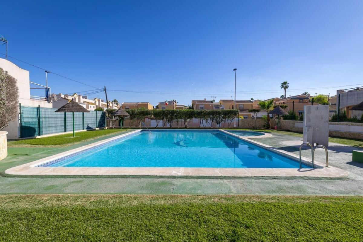 Sale of independent chalet in Casa o chalet independiente en Avenida Laguna Azul, Los Balcones - Los Altos del Edén, Torrevieja, Torrevieja
photo 5