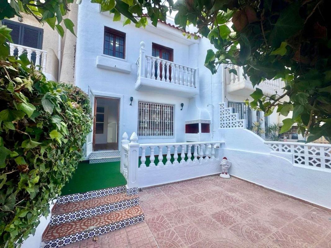 Продажа таунхауса в Chalet adosado en Calle Doctor Waksman, 31, Zona los Frutales, Torrevieja , Торревьеха photo 2