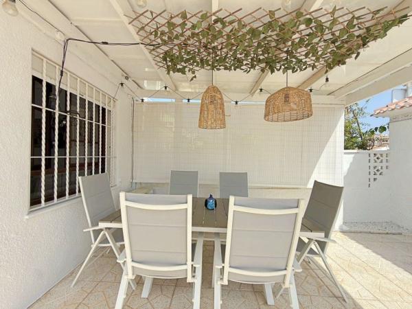 Chalet pareado en Calle Doctor Waksman, 102, Zona los Frutales, Torrevieja thumbnail 3
