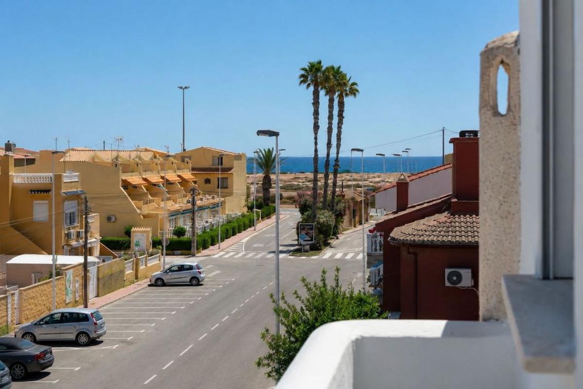 Sprzedaż szeregowego domku w Chalet adosado en Zona los Frutales, Torrevieja , Torrevieja photo 2