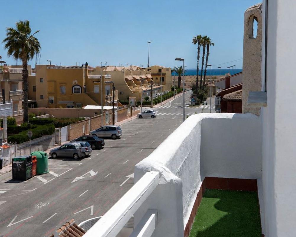 Sprzedaż szeregowego domku w Chalet adosado en Zona los Frutales, Torrevieja , Torrevieja photo 3