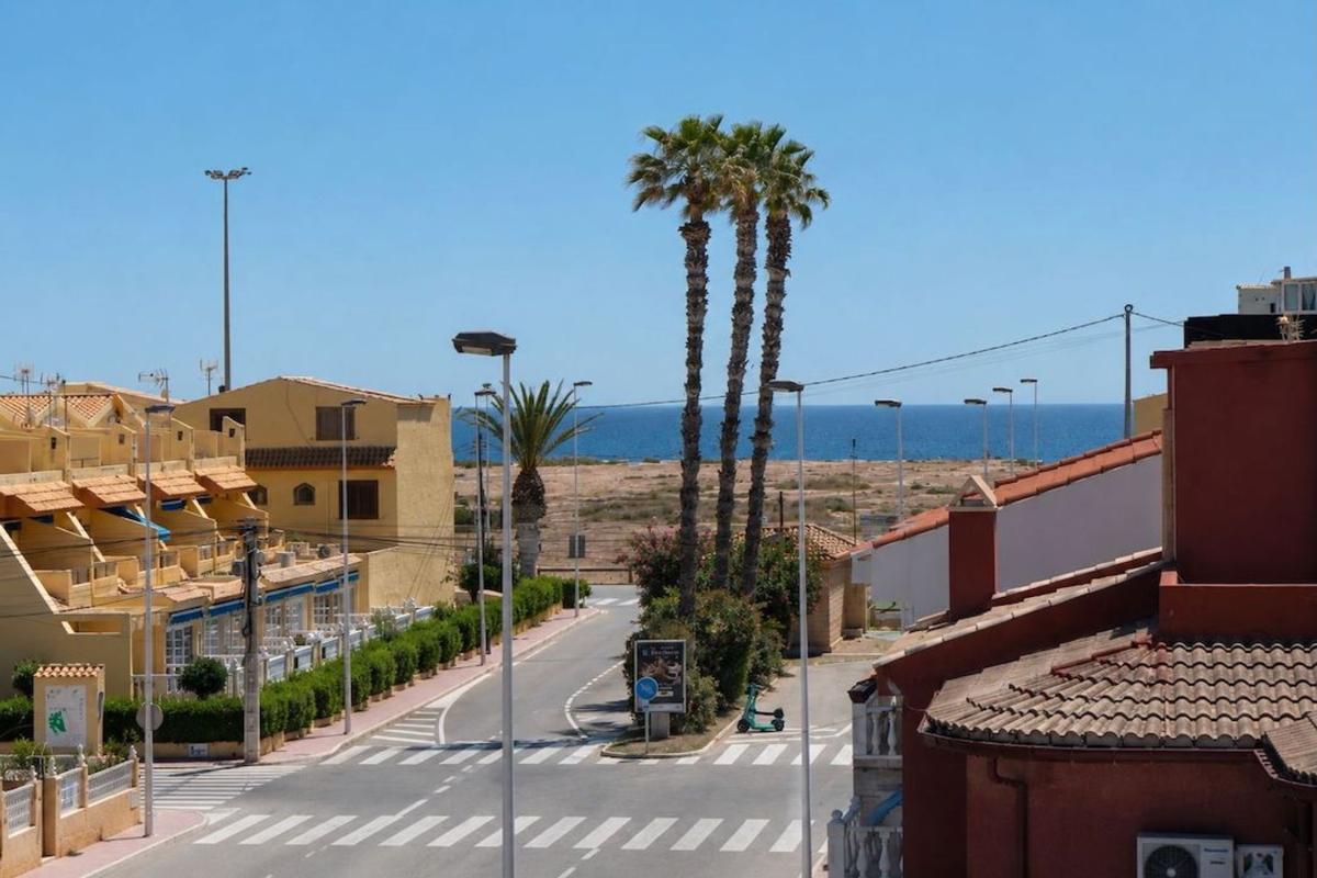 Sprzedaż szeregowego domku w Chalet adosado en Zona los Frutales, Torrevieja , Torrevieja photo 4