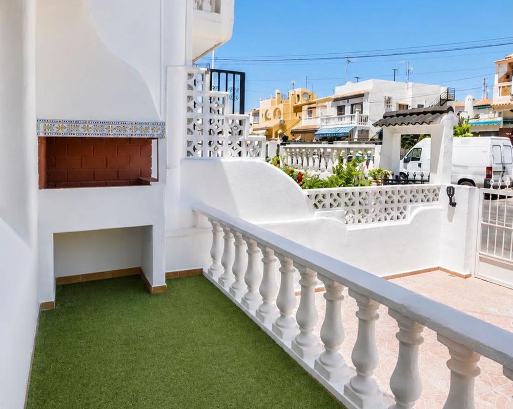 Sprzedaż szeregowego domku w Chalet adosado en Zona los Frutales, Torrevieja , Torrevieja photo 5