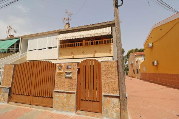 Четырехквартирный дом на продажу на Chalet adosado en Calle Maestro Quino, Playa de los Náufragos, Torrevieja , Торревьеха thumbnail 2