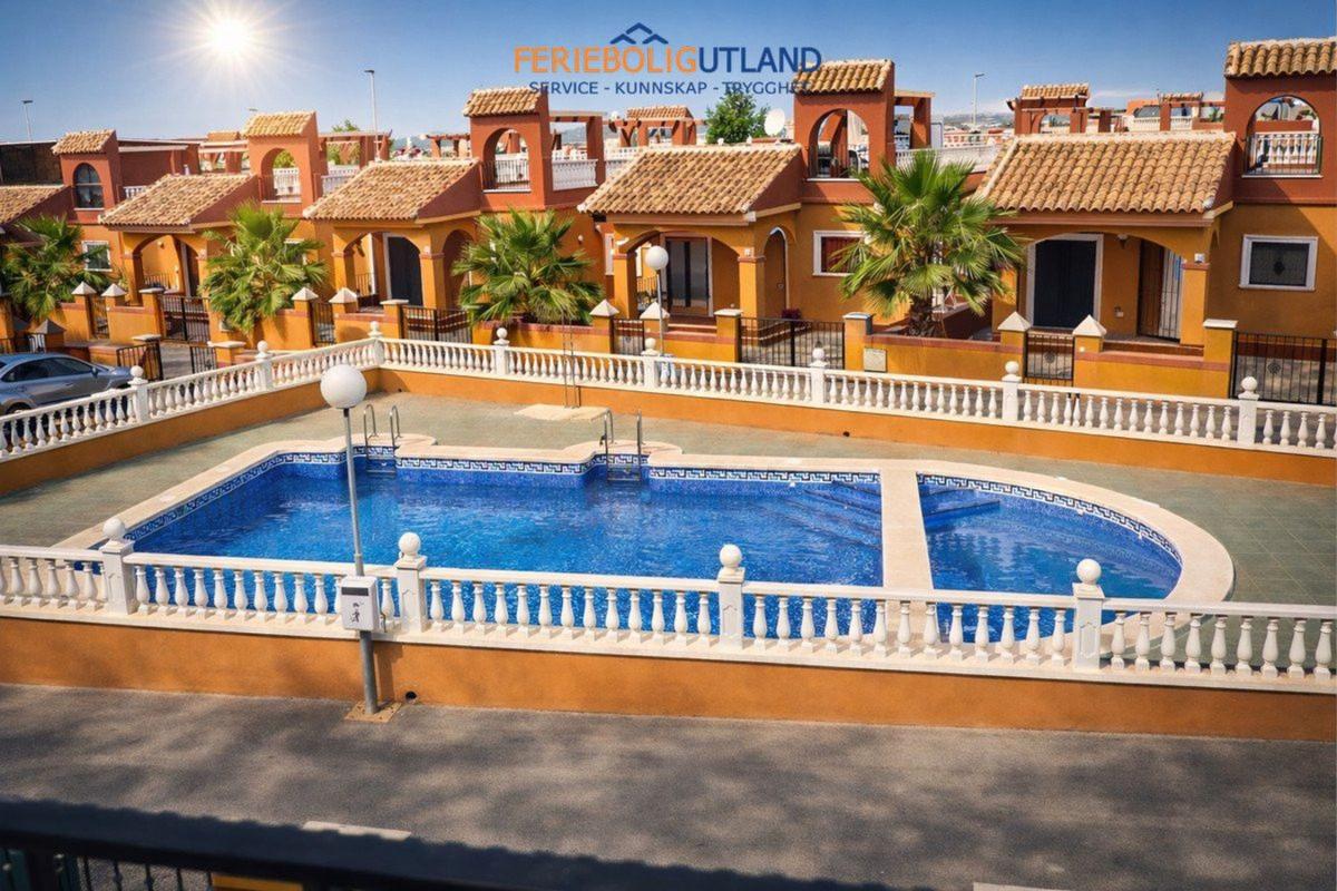 Sale of townhouse in Chalet adosado en Avenida Asociación Victimas del Terrorismo, 44, Parque Acuático - Sector 25, Torrevieja , Torrevieja photo 2