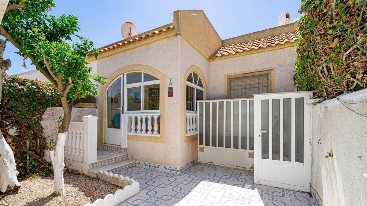 Venta de chalet adosado en Chalet adosado en Calle Jose Lorca Garcia, La Siesta - El Salado - Torreta, Torrevieja , Torrevieja photo 1