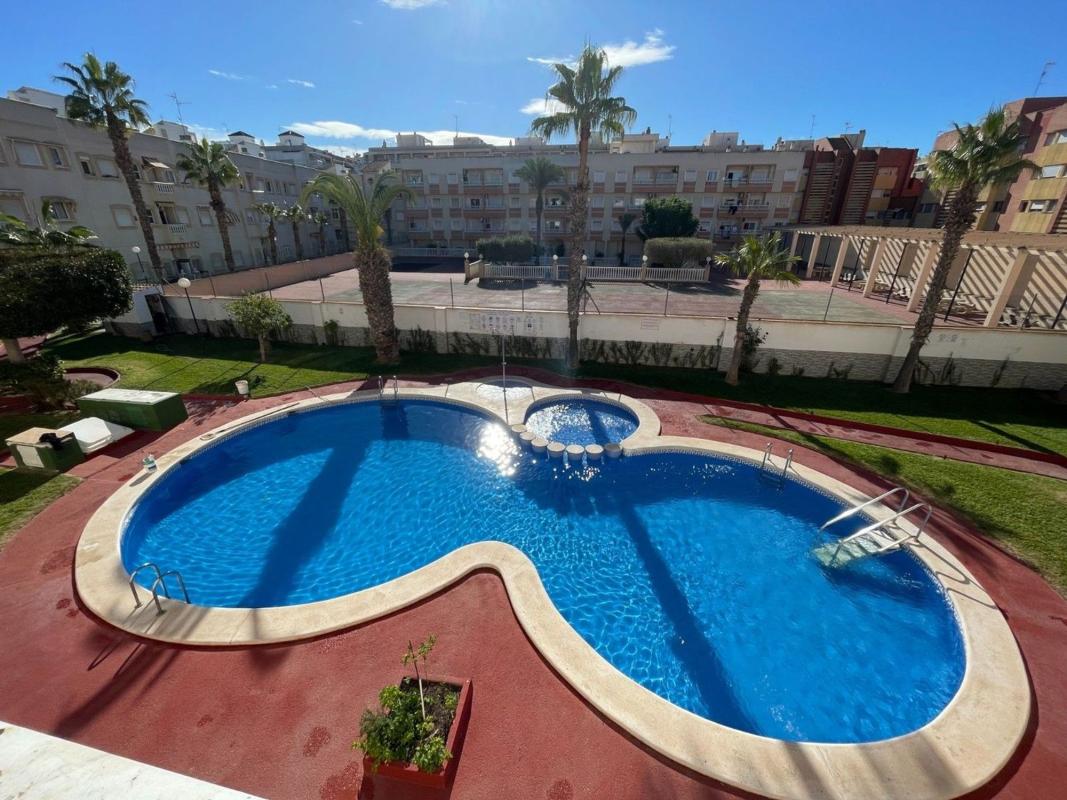 Venta de piso en Piso en Calle Maestro Francisco Casanovas, Antonio Machado, Torrevieja, Torrevieja
photo 1