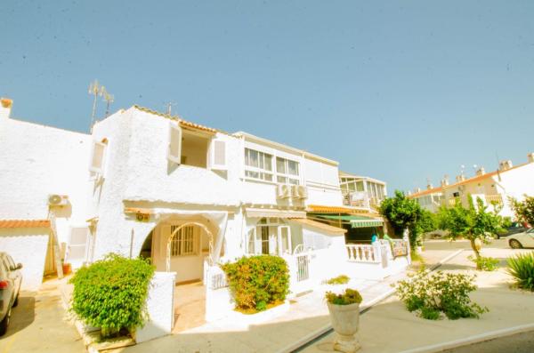 Четырехквартирный дом на продажу на  Chalet adosado en Urbanización Cabo Verde, Cabo Cervera, Torrevieja , Торревьеха photo 1