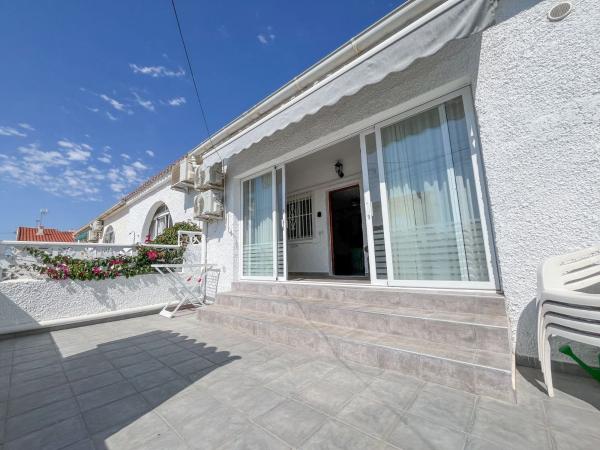 Chalet adosado en venta en Chalet adosado en Calle las Arenas, La Siesta - El Salado - Torreta, Torrevieja , Torrevieja photo 1