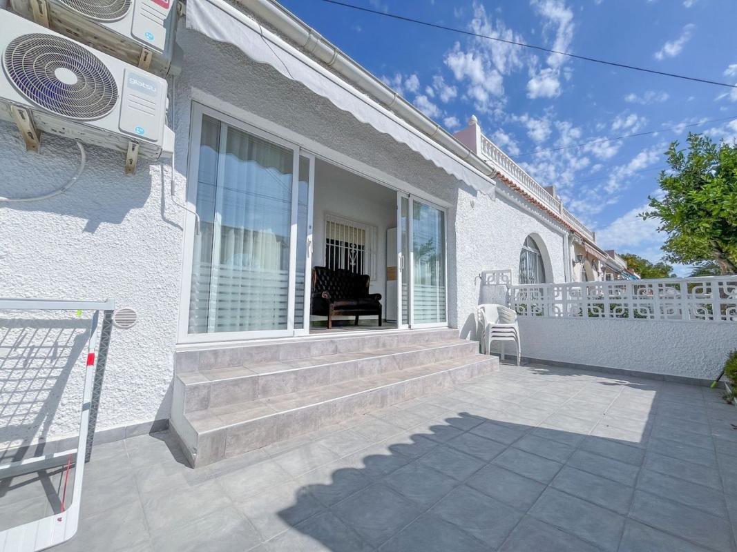 Sprzedaż szeregowego domku w  Chalet adosado en Calle las Arenas, La Siesta - El Salado - Torreta, Torrevieja , Torrevieja photo 2