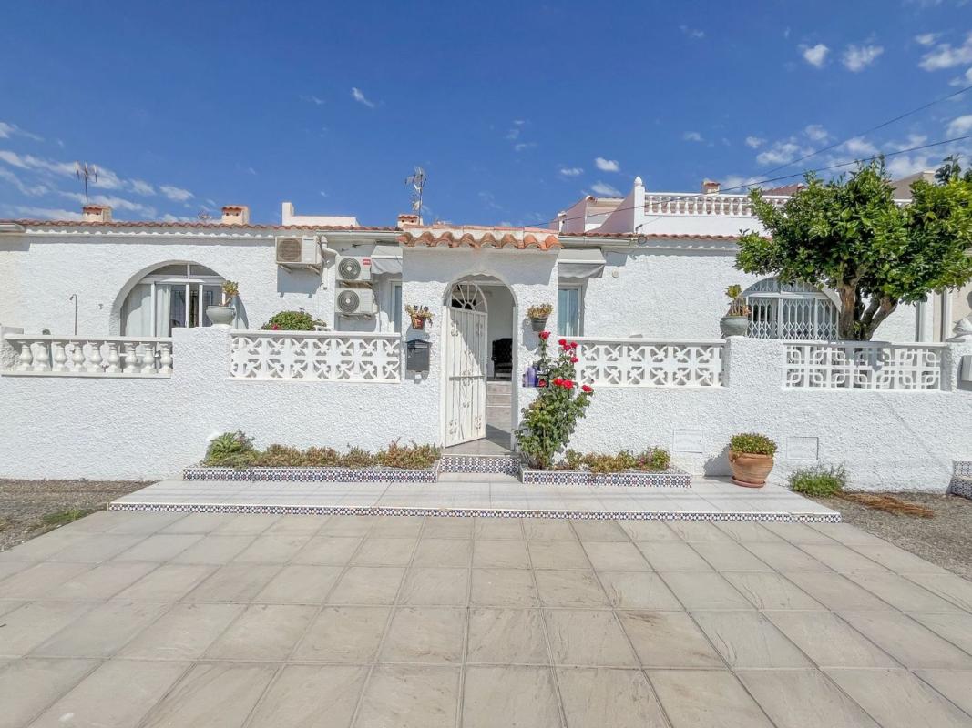 Sprzedaż szeregowego domku w  Chalet adosado en Calle las Arenas, La Siesta - El Salado - Torreta, Torrevieja , Torrevieja photo 3