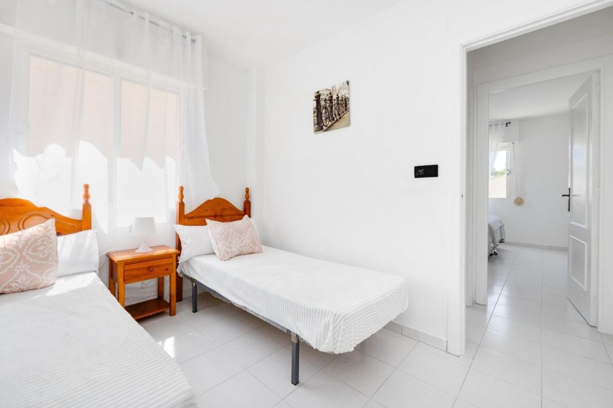 Sale of townhouse in Chalet adosado en Calle Laguna Verde, Los Balcones - Los Altos del Edén, Torrevieja , Torrevieja photo 3